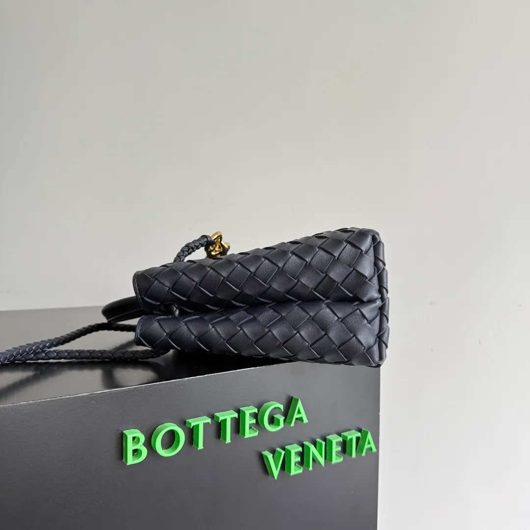 The 2023 new Andiamo batch of 1860 BV has been shipped‼ ️Really popular🔥The new Andiamo woven handbag launched by Bottega Veneta this season is really popular all over the world! ! Celebrities at home and abroad have worn it, and Oscar-winning actress Michelle Yeoh has taken it out on the street. Song Jia, Trai Yara, Yu Feihong, Sanji Ayaka, Rosie Hunting-Whiteley, Yoshioka Riho, etc. have all picked up this bag. It is classic and versatile, showing off its temperament, and the bag capacity is also large, which is very convenient for daily commuting! ! A variety of carrying methods, the shoulder straps can be adjusted by yourself, the original lambskin feels soft and delicate, and the unisex style breaks gender boundaries and brings a more practical and longer-lasting use experience. Andiamo, which has both elegant and casual styles, perfectly interprets the true appearance of "fashionable old money style". Style number: 743568 Size: 25*22*10.5cm